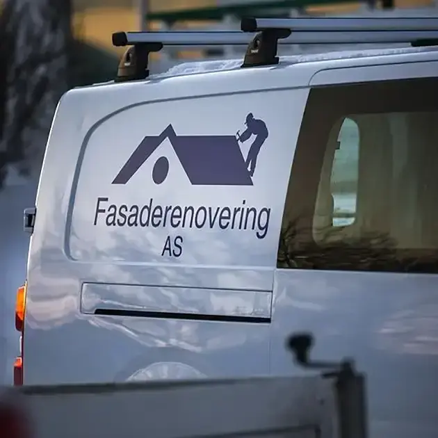 Foto av siden på en varebil med Fasaderenovering sin logo