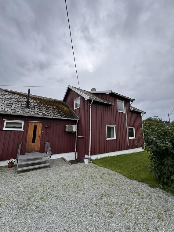 Bilde av et litt utdatert hus med mose p&aring; taket