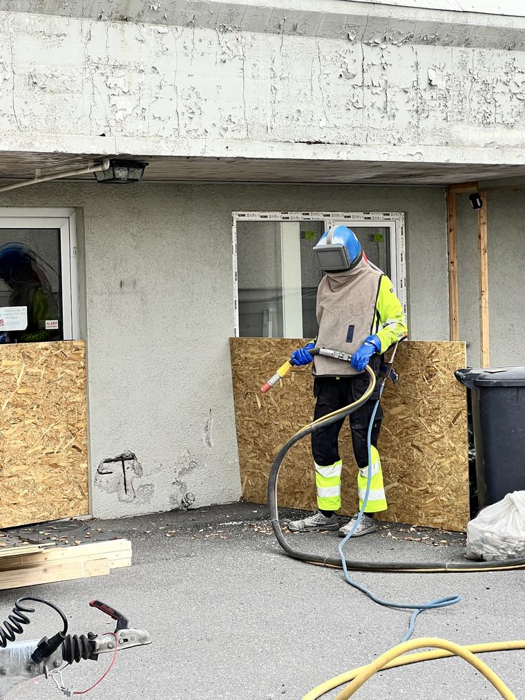 Arbeider som jobber med fasade