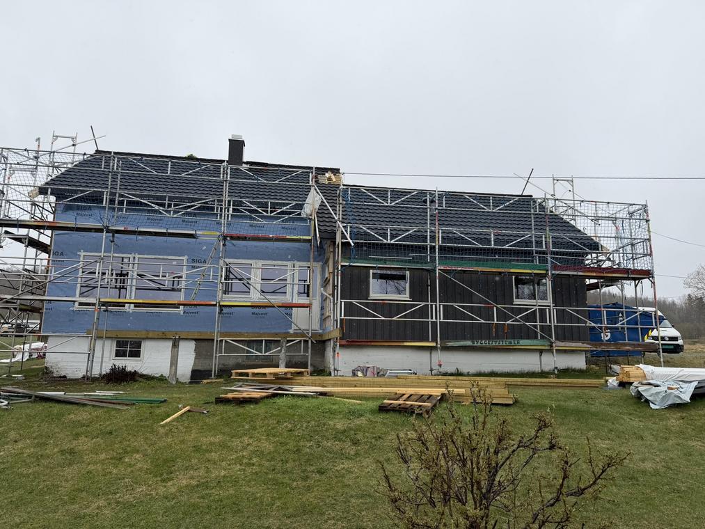 Viser huset f&oslash;r renovering med stillas